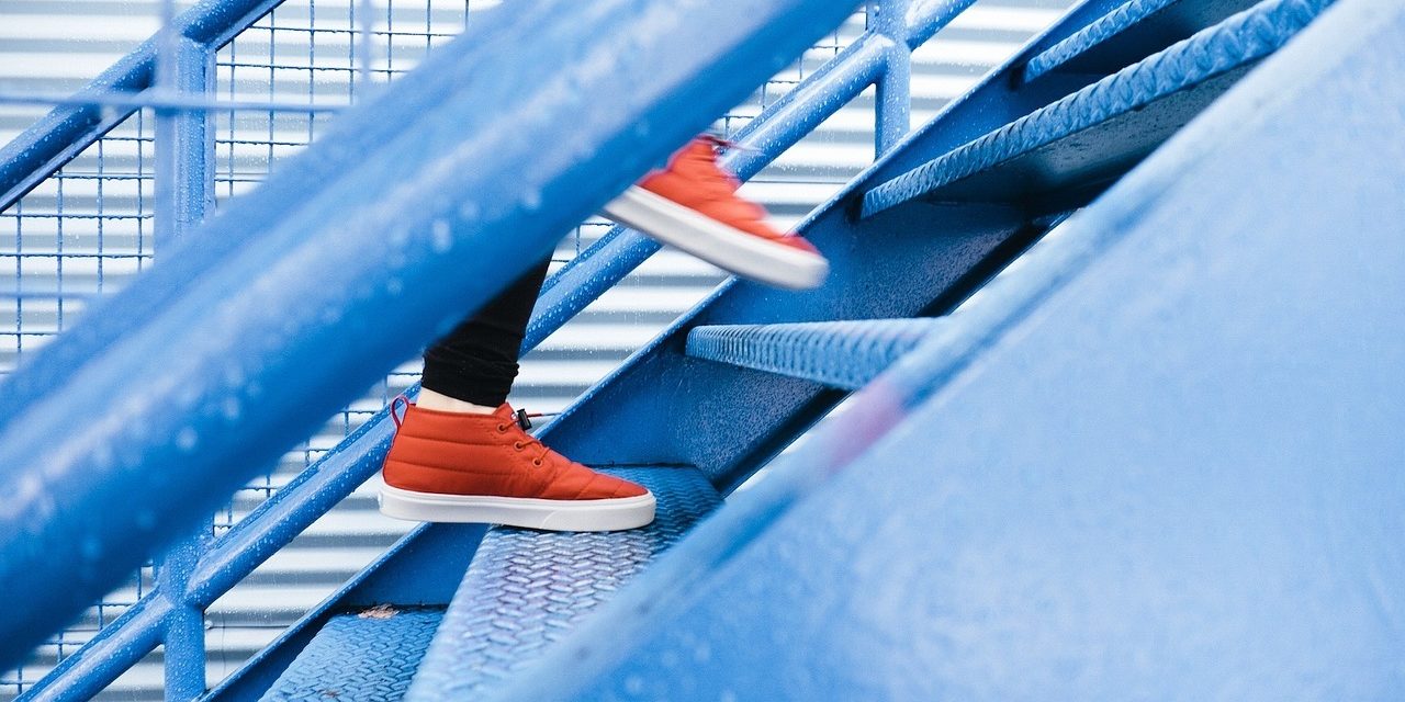 escalera metálica En qué consiste la fabricación por plegado de chapa